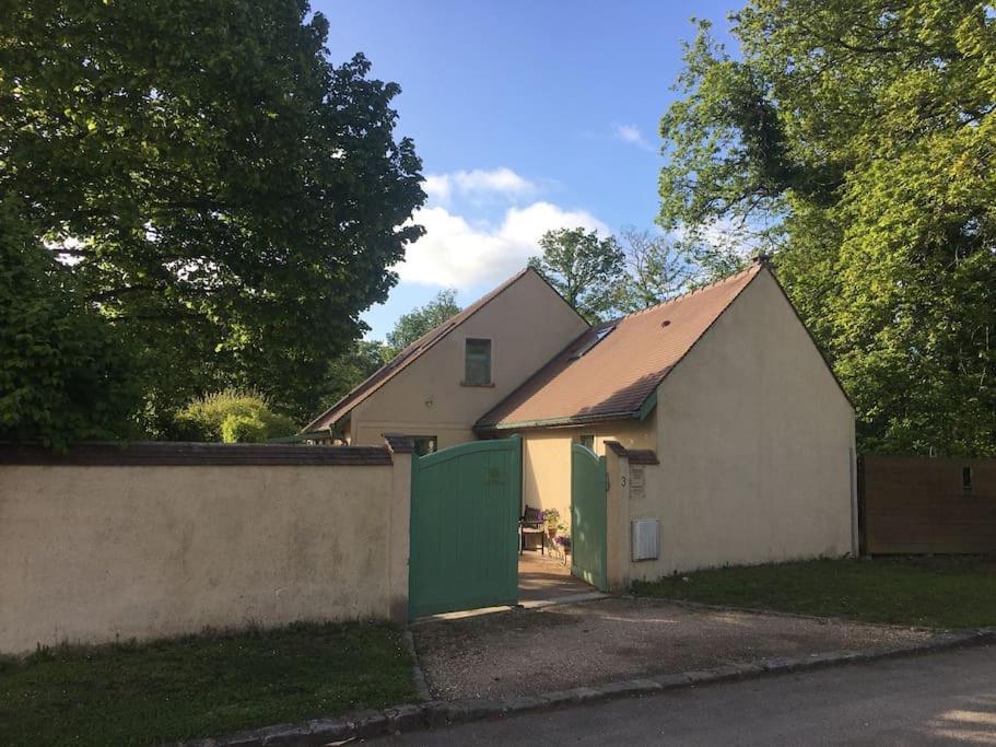 Gite D'Etape Du Tilleul, 4-8 Personnes La Celle-les-Bordes Esterno foto